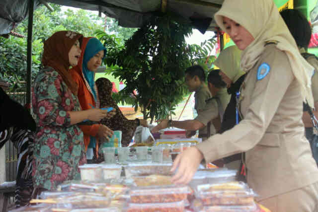 Kue Lampu Etika Laris di Pasar Ramadhan Jaton